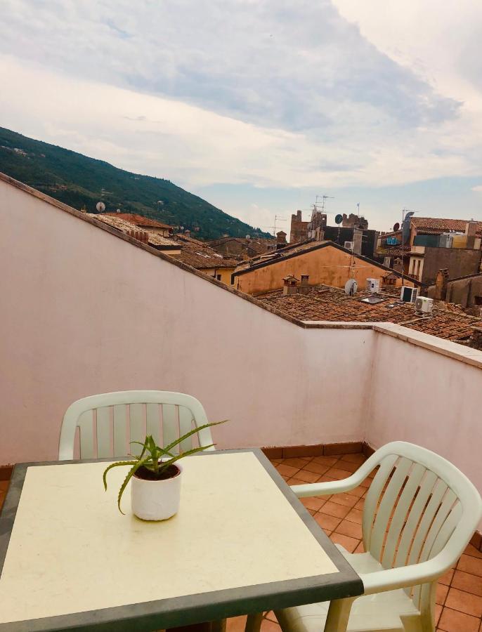 Red House With Lake View Torri Del Benaco Exterior foto